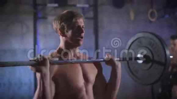 肌肉男在健身房锻炼用杠铃做清洁运动视频的预览图