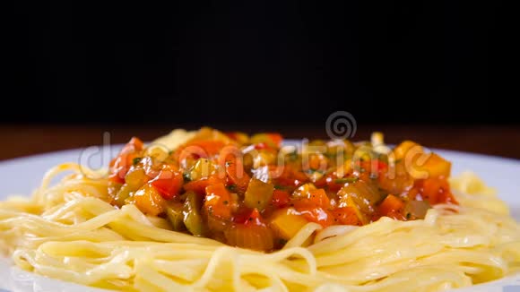 蔬菜酱和欧芹盘子里的意大利面视频的预览图