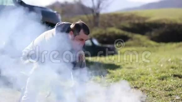 男校正篝火中的煤视频的预览图