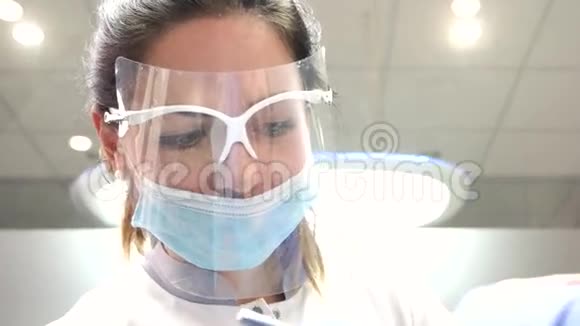 戴口罩的女牙医视频的预览图
