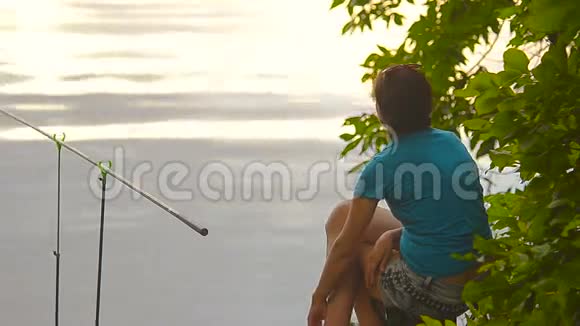 学生女渔夫正在河边湖边钓鱼视频的预览图