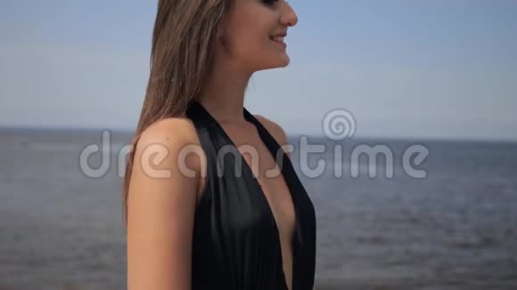 年轻的白种人美丽的女孩在暑假在海滩上欢快的微笑穿着比基尼泳装视频的预览图