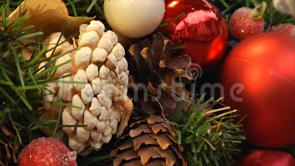 新年和圣诞节背景圣诞树上的红球和球果特写饰品视频的预览图