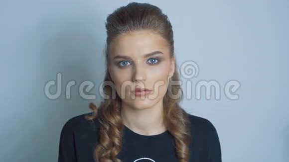白色背景蓝眼睛的女人画像视频的预览图
