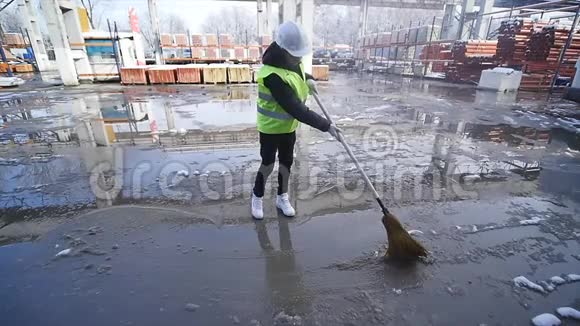 绿色工人防护制服清洁库视频的预览图