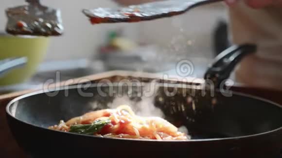 在煎锅中用红番茄酱煮和搅拌意大利面视频的预览图