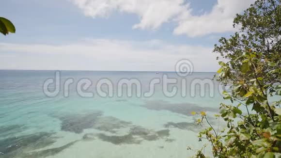 从阳台的高度看菲律宾热带浅水的海洋和珊瑚礁异国情调视频的预览图