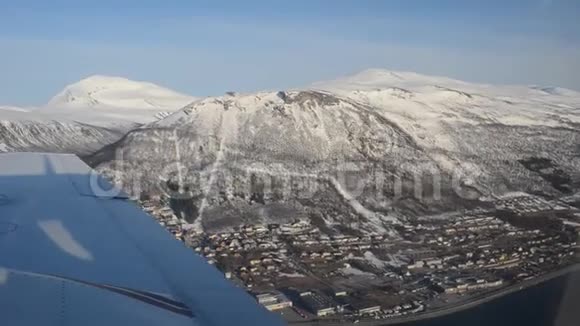 在冬末阳光下飞越特罗姆瑟城岛和特罗姆塞德伦大陆空中概览视频视频的预览图