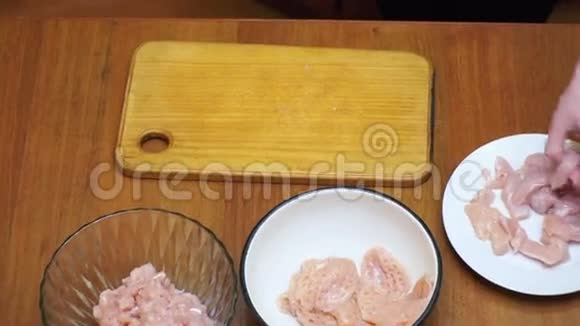 顶景女士烹制的新鲜生肉在餐桌上家庭厨房里有肉锤视频的预览图