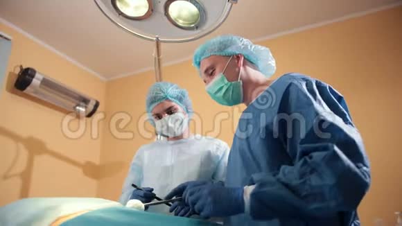 医院外科医生和护士做手术视频的预览图