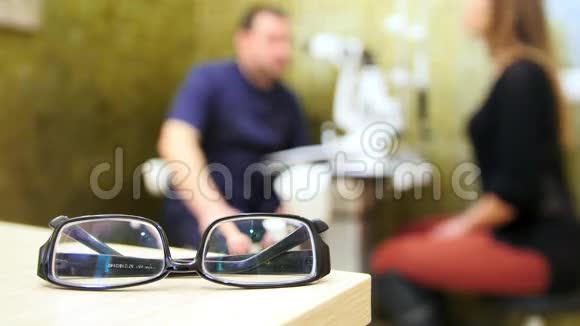 眼科医生的年轻女子在眼科医生的房间里检查视力视频的预览图