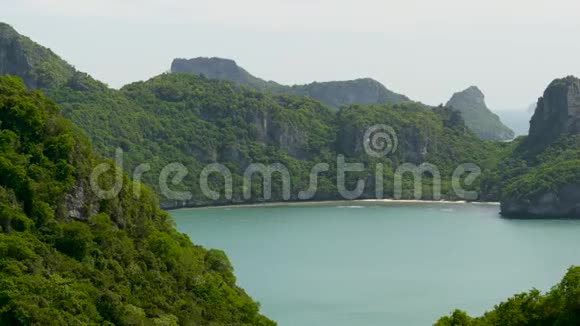 鸟眼全景从昂松国家海洋公园俯瞰群岛的海洋全景靠近旅游的萨米乐园视频的预览图