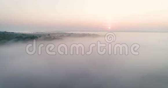 河上的橙色日出日出时的晨雾晨雾中的橙色阳光视频的预览图