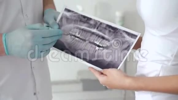 牙科病人使用X光牙齿视频的预览图
