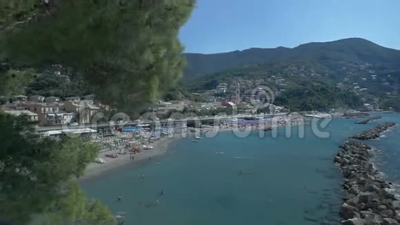 意大利里维埃拉沿岸的莫涅利亚海滩视频的预览图