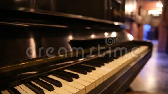 旧钢琴键盘概述视频的预览图
