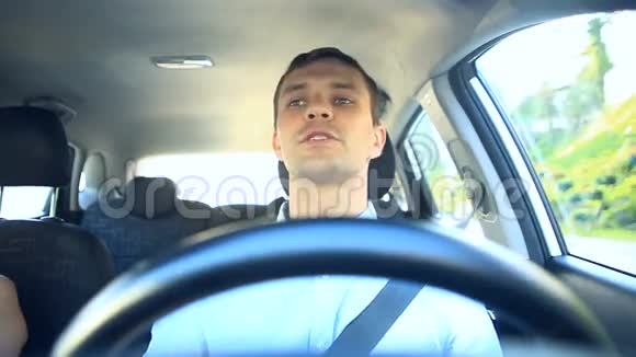 一个人开着车一个人开着车穿过城市的街道和乘客愉快地聊天视频的预览图