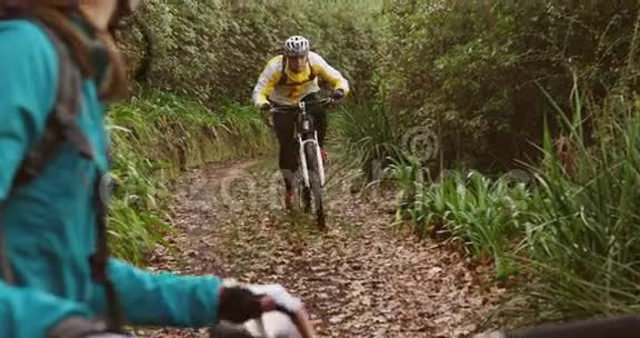 男人骑自行车女人在森林里欢呼视频的预览图