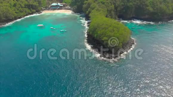 巴厘岛上一个美丽的蓝色泻湖海滩的空中拍摄那里有晶莹剔透的蓝色海水和白色的沙滩视频的预览图