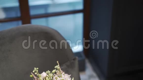 灰色椅子上的新娘婚礼花束视频的预览图