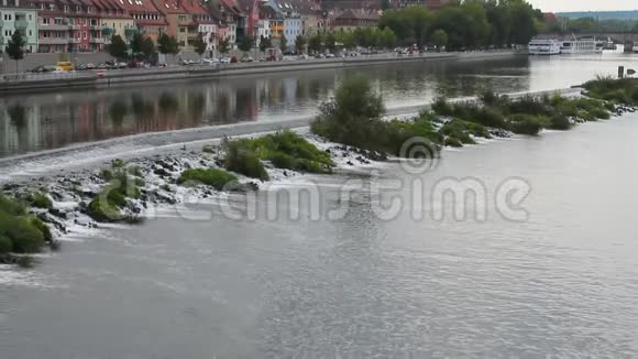 城市里的河流WArzburg巴伐利亚德国视频的预览图