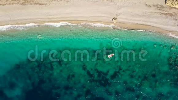 希腊科孚岛前一艘船的鸟瞰图令人惊叹的海滩与绿松石和透明的海洋视频的预览图