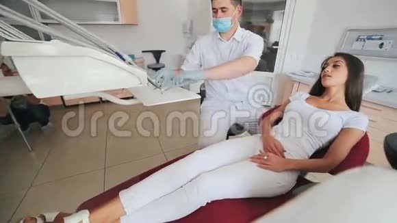 牙医检查柜子里女孩的牙齿视频的预览图
