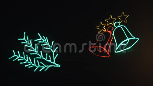 发光的铃铛在黑暗的背景下闪烁圣诞装饰品节日灯饰视频的预览图