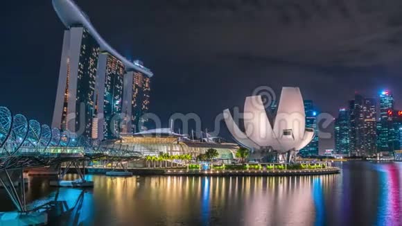 新加坡的TimelapseHelix桥和MarinaBaySands酒店晚上2017年8月视频的预览图