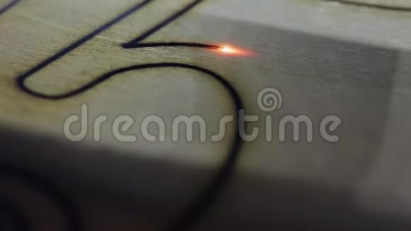激光切割设计的零件来自木材视频的预览图