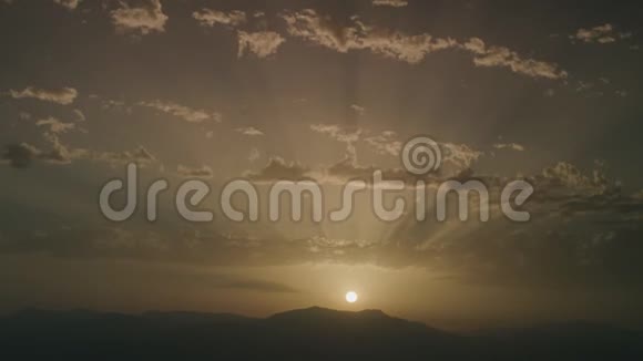 夕阳西下越过一座山一段时间视频的预览图