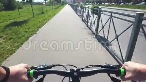 夏天公园里第一个人骑自行车视频的预览图