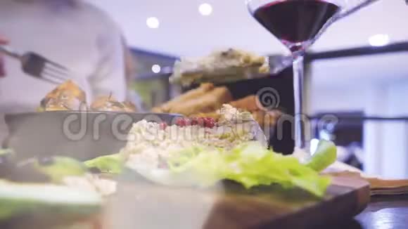 素食生物有机餐厅分享美食晚餐视频的预览图