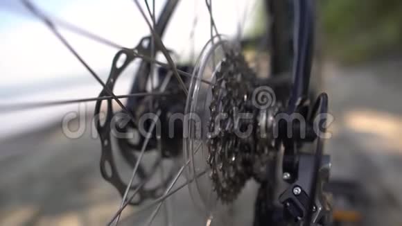 部分自行车特写齿轮和链条视频的预览图