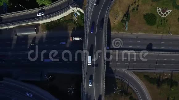 汽车在城市的道路交叉口行驶观景车交通公路交叉口视频的预览图