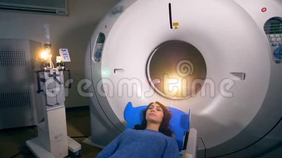 女性患者在CTMRI扫描仪上4K视频的预览图