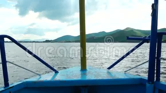 从旧船上沿湖边漂浮的景色视频的预览图