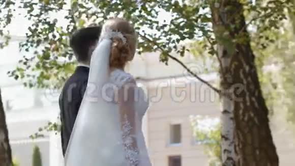 新郎新娘在公园散步视频的预览图