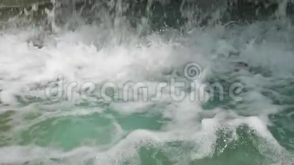 水中泡沫出现水流从高处坠落视频的预览图
