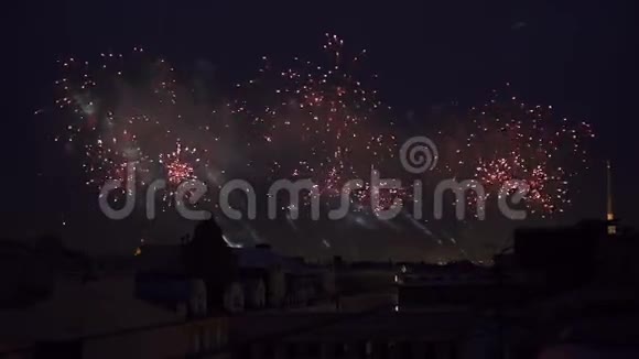 从大楼看到烟火夜晚的城市庆典视频的预览图
