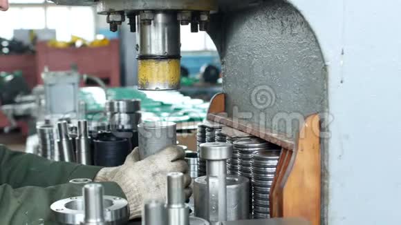 工厂的工人用压轴机将轴承压入轮毂装配轮毂装配单元视频的预览图