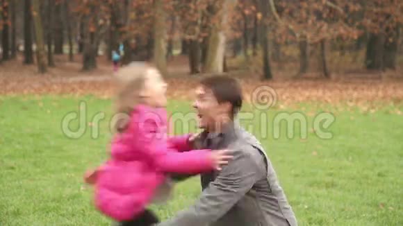 在公园里遇到父亲的女孩视频的预览图