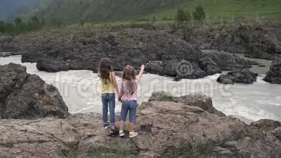 孩子们正在旅行寻找冒险小女孩牵着手3年轻的旅游者正站在视频的预览图