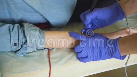 皮肤科医生做病人手臂的治疗视频的预览图