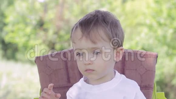 小男孩在喂食时吐出无味的食物视频的预览图