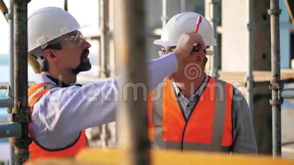 男工程师在工地上讲话视频的预览图