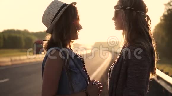 两个穿嬉皮衣服的女孩黎明时的肖像女朋友在感官上看着对方视频的预览图
