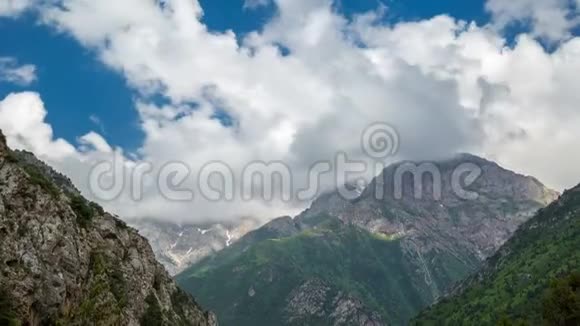 哈萨克斯坦塞拉姆苏山脉上空云层的时间推移视频的预览图