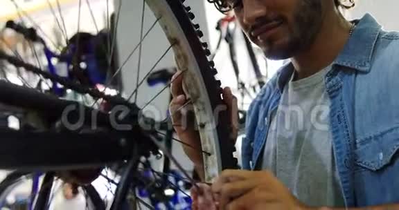 技工清洁自行车在车间发言视频的预览图