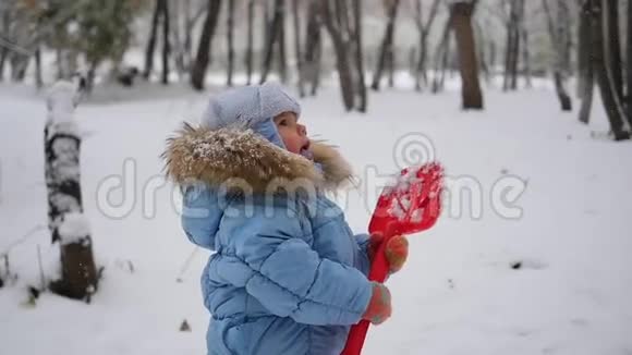 孩子用慢动作抓住雪花的嘴视频的预览图
